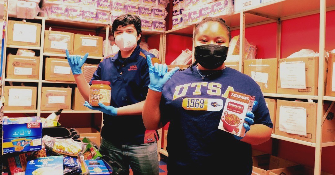 Students in the roadrunner pantry
